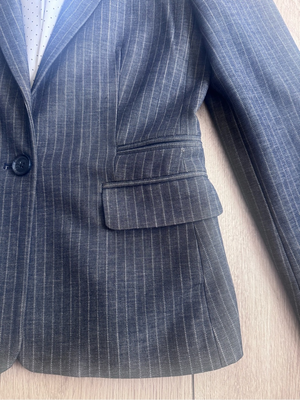 Express Women’s Gray Pinstripe Suit Blazer & Pants - Picture 4 of 7